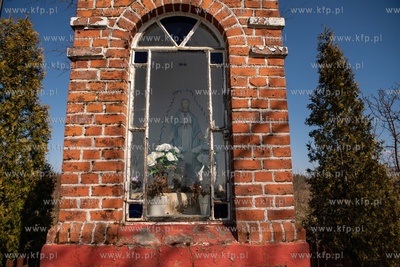 Kowalewo, Gmina Szemud. Przydrożna kapliczka. 5.04.2020...