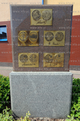 Dziwnow, Aleja Gwiazd Sportu. Marmurowe plyty z replikami...