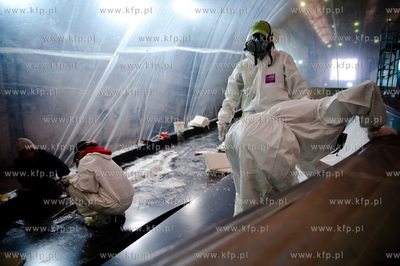 Stocznia Gdanska. Tydzien po pozarze hali produkcyjnej...