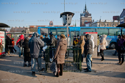 Gdansk. Brama Wyzynna. Koksownik ustawiony na przystanku...