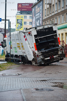 Gdansk. Ul. Leona Miszewskiego. Smieciarka, ktora podczas...