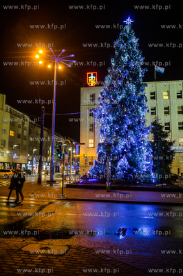 Gdynia. Swiateczna choinka ustawiona przed Urzedem...