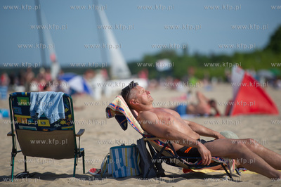 Upalny, bardzo sloneczny, sobotni dzien na plazy i...