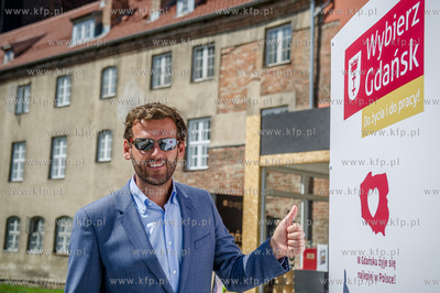 Gdansk. Skwer miedzy ulica Mariacka, a Sw. Ducha. Prezentacja...