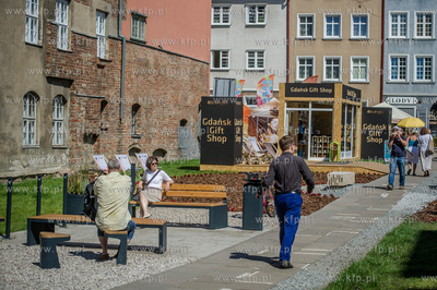 Gdansk. Skwer miedzy ulica Mariacka, a Sw. Ducha. Prezentacja...