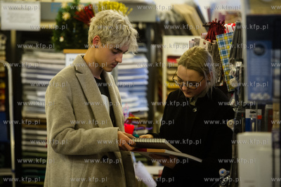 Radek Pestka, zwyciezca TOP MODEL na zakupach z siostra...