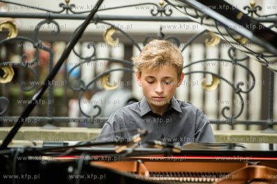 Gdansk. Ulica Mariacka. Muzyka Chopina na przedprozach...