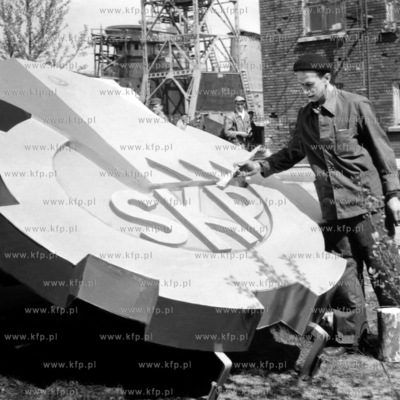 Przygotowania do pochodu pierwszomajowego w Gdyni....