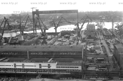 Stocznia im. Komuny Paryskiej w Gdyni widziana z lotu...