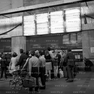 Kolejka do kas biletowych na dworcu Gdansk Glowny PKP.
07.1970
0002553z_lipiec1970
Fot....