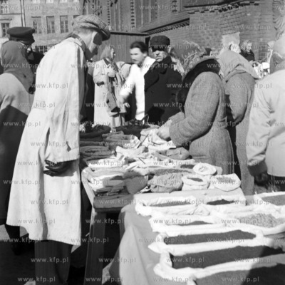 Na targowisku przy Hali Targowej w Gdansku. 1962
0008235z
Fot....