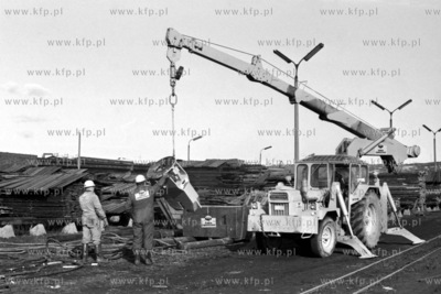 Szwecka firma Skanska przy pomocy maszyn do wbijania...