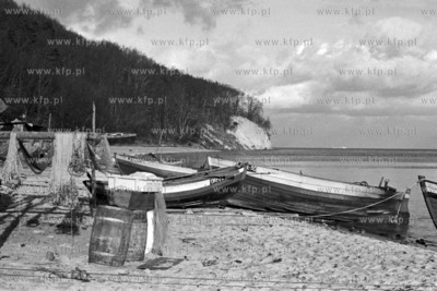 Łodzie rybackie na plaży w Gdyni Orłowie. 
20.11.1978
5listopad78_z.kosycarz_p32
Fot....