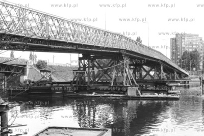 Budowa tymczasowej przeprawy przez Martwa Wisłe łączacą...