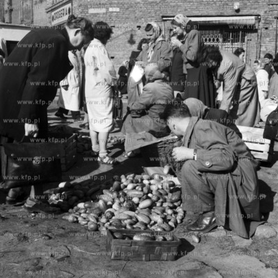 Handel warzywami i owocami obok Hali Targowej w Gdańsku....