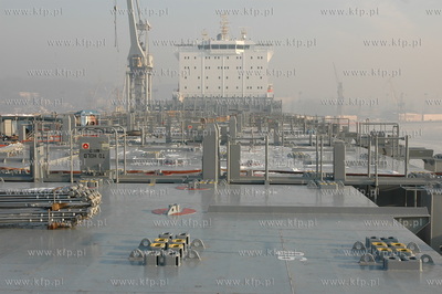 Stocznia Gdynia SA w Gdyni. Kontenerowiec Charlotte...