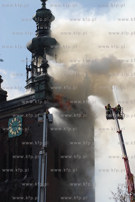 Pozar zabytkowego kosciola sw Katarzyny w Gdansku....