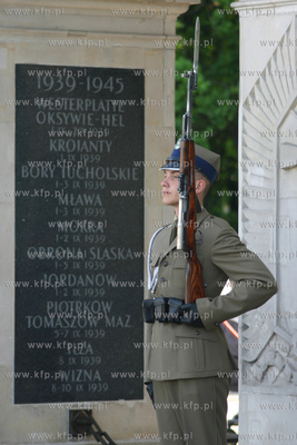 Warta przed Pomnikiem Nieznanego Zolnierza na Placu...