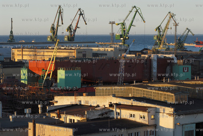 Stocznia Remontowa Nauta SA w Gdyni wieczorem. n/z...