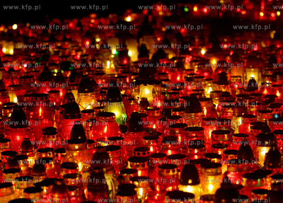 Swieto Zmarlych na szczecinskim cmentarzu centralnym.
Jest...