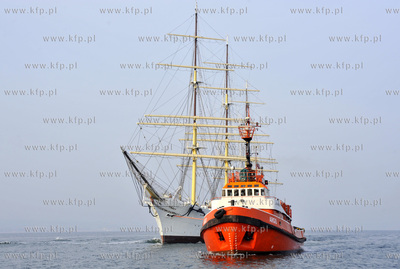 Najstarszy polski zaglowiec Dar Pomorza bedacy obecnie...