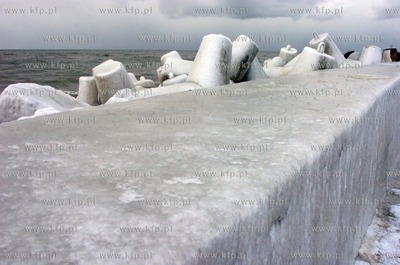 Oblodzone glowki przy wejsciu, do portu w Ustce.
08.01.2009...