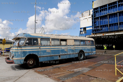 Gdynia. Do nabrzeza w Baltyckim Terminalu Kontenerowym...