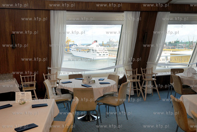 Gdynia. Do nabrzeza w Baltyckim Terminalu Kontenerowym...