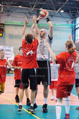 Gdansk. Hala sportowa przy ul. Kolobrzeskiej. Koszykarz,...