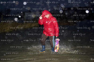 Obfite opady deszczu spowodowaly liczne podtopienia....