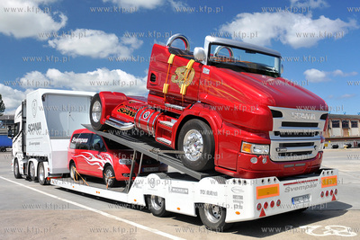 Gdynia. Do gdynskiego portu przyplynely ciezarowki,...