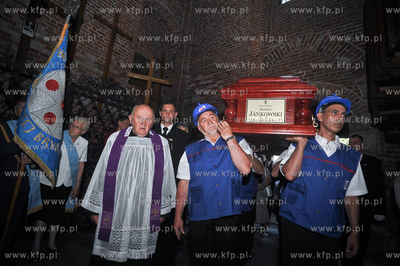 Poczatek uroczystosci pogrzebowych Pralata Henryka...