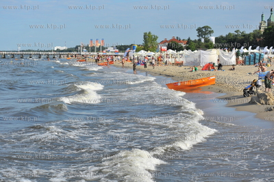 Sopot. Turysci wypoczywaja na sopockiej plazy. W tle...