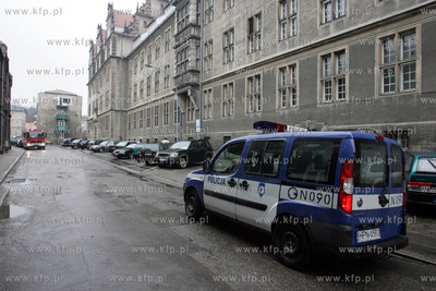 Alarm bombowy w budynku Sadu Okregowego w Gdansku na...