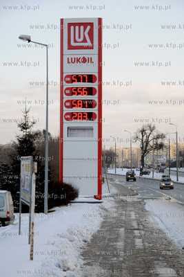 Stacja paliw LUKOIL  przy drodze krajowej nr 6 (ul....