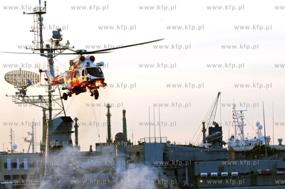 Gdynia. Pokaz ratownictwa morskiego w wykonaniu załogi...