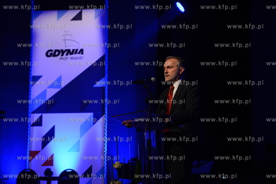 Uroczysta sesja Rady Miasta Gdyni. Na zdjeciu przemawia...