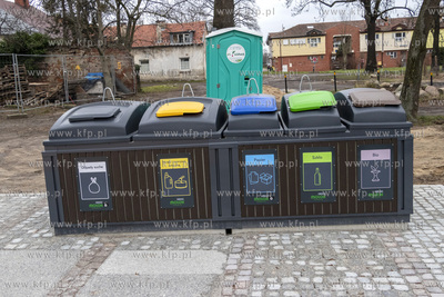 Podziemne śmietniki na placu przed dworkiem z początku...