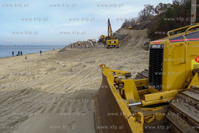 Jastrzębia Góra. Prace zabezpieczające klif sztormowymi...