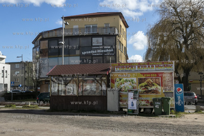 Budka z małą gastronomią przy ulicy Wojciecha Kossaka...