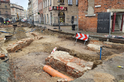 Pozostałości murów XIV-wiecznego domu beginek, odkryte...