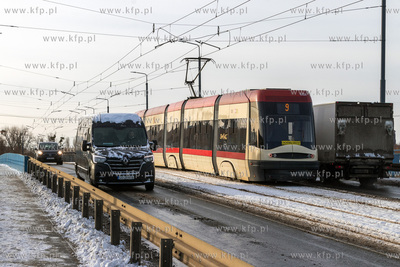 Przez Most Siennicki w Gdańsku przejeżdza tramwaj...