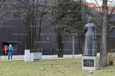 Gdańsk Główny. Pomnik Marii Konopnickiej przy targu...