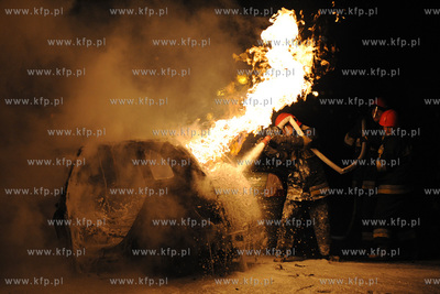 Gdansk. Pozar samochodu na Targu Rybnym na Glownym...