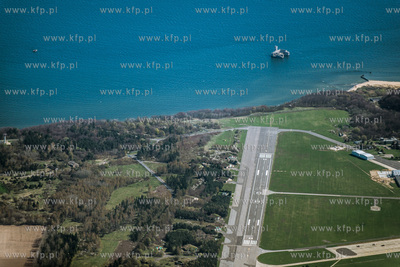 Gdynia, fragment lotniska w Babich Dolach, na morzu...