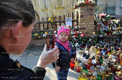 Sopot. Ul. Armii Krajowej 55. Ludzie skladaja kwiaty...