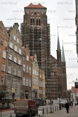 Demontaz rusztowan z odrestaurowanej wiezy Bazyliki...