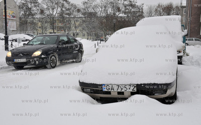 Gdansk. Zasniezone samochody na ul. Katarzynski.
13.12.2010
fot....