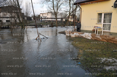 Wezbrane wody rzeki Radunia spowodowaly podtopienia...