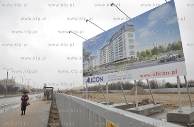 Gdansk. Zaspa. Wyburzanie dawnego pasa startowego wzdluz...